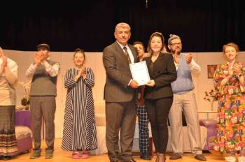 Kütahya’Da Sahnelenen "Daire 15 Karışangiller" İsimli Tiyatro Oyunu Beğenildi
