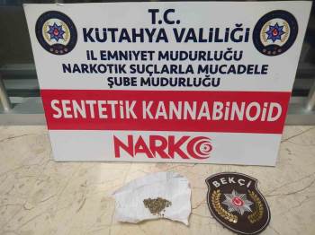 Kütahya’Da Sürücünün Araçtan Attığı Kağıt Parçasının Arasından Uyuşturucu Çıktı
