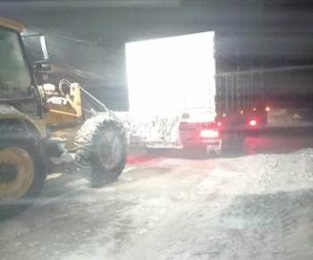 Kütahya’Da Tipi Nedeniyle Yolda Kalan Tır Ve Otomobil Kurtarıldı
