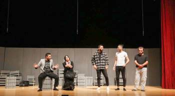 Kütahya’Da Tiyatro Heyecanı
