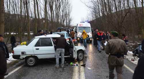 Kütahya'da trafik kazası: 2 ölü 3 yaralı