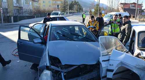 Kütahya'da trafik kazasında 4 kişi yaralandı