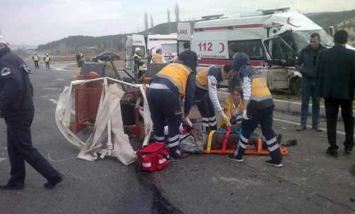 KÜTAHYA'DA TRAKTÖR AMBULANSLA ÇARPIŞTI