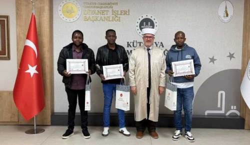 Kütahya'da üç Kenya vatandaşı Müslüman oldu: İhtida töreninde yeni isimlerini aldılar