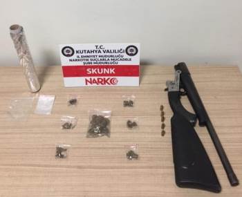 Kütahya’Da Uyuşturucu Madde Ve Kaçak Alkollü İçki Sattığı İddia Edilen Kişi Gözaltına Alındı
