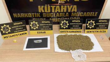 Kütahya’Da Uyuşturucuyu Yola Döküp Kaçmaya Çalışan Zehir Tacirleri Tutuklandı
