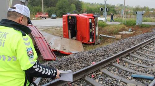 Kütahya'da yük treni kamyonete çarptı