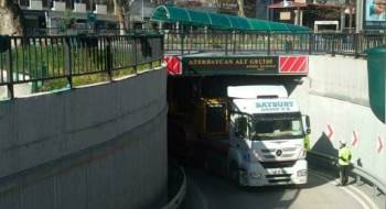 Kütahya’Da Yüksekliği Hesaplamayan Tır Sürücüsü Alt Geçide Çarptı
