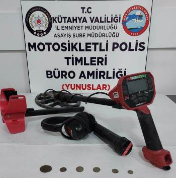 Kütahya’Da Yunus Timleri Bir Araçta 6 Adet Sikke Ve 2 Detektör Ele Geçirdi
