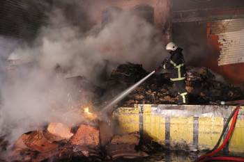 Kütahya’Daki Ambalaj Deposunda Çıkan Yangın 3 Saatte Söndürüldü
