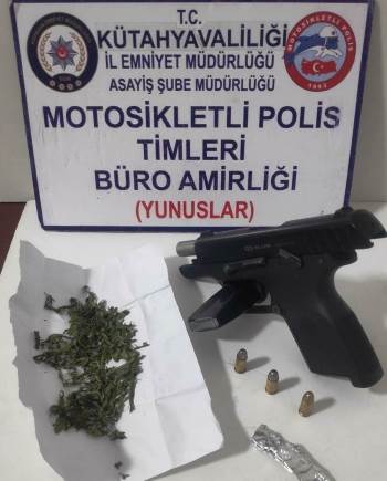 Kütahya’Daki Bir Araçta Silah Ve Uyuşturucu Ele Geçirildi
