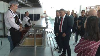 Kütahya Dumlupınar Üniversitesi Öğrencilerine Kaliteli Ve Uygun Fiyata Yemek
