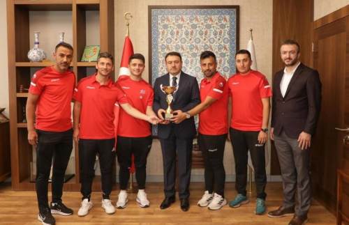 Kütahya Ecofirm Ayak Tenisi Takımı'na Kütahya Valisi'nden büyük tebrik