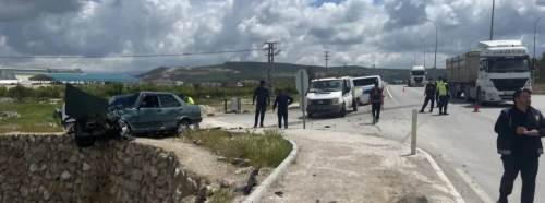 Kütahya Emet’te kavşakta iki araç çarpıştı: 3 yaralı