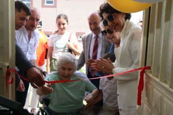 Kütahya Enne İlkokuluna Hayırseverden Kütüphane
