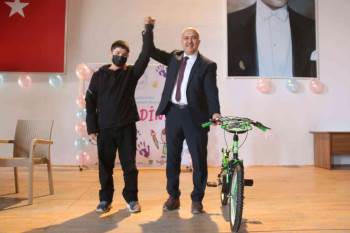 Kütahya Fethi Güzen İşitme Engelliler İlkokulu’Nda “Canlı Performans Resim Yarışması”
