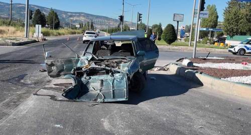 Kütahya Gediz’de tır ile otomobil çarpıştı: 2 yaralı, 1 kişinin hayati tehlikesi var