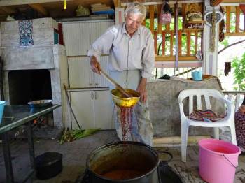 Kütahya Hisarcık’Ta Eski Usulle Üzüm Pekmezi Yapımı
