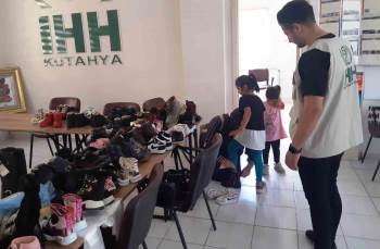 Kütahya İhh 400 Çocuğa Ayakkabı Dağıttı
