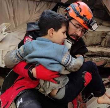 Kütahya İhh Arama Kurtarma Ekibi Hatay’Da 12 Kişiyi Enkazdan Sağ Olarak Kurtardı
