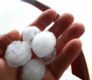 Kütahya’Nın Tavşanlı İlçesinde Ceviz Büyüklüğünde Dolu Yağdı
