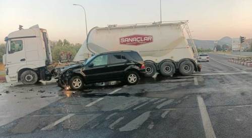 Kütahya Tavşanlı’da trafik kazası: Otomobil tırla çarpıştı