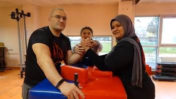 Kütahyalı Bilek Güreşi Türkiye Birincisi Asude Sarı, Avrupa Şampiyonasına Hazırlanıyor
