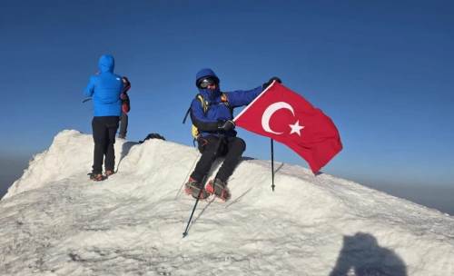 Kütahyalı dağcılar Ağrı zirvesinde