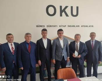 Kütahyalı Emekli Kütüphaneci Aktürk’Ten Afyon’Daki İlkokul Kütüphanesine Kitap Bağışı
