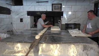 Kütahyalı Fırın Çalışanlarının Bunaltıcı Sıcaklarda Zorlu Mesaisi
