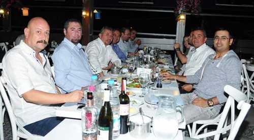 Kutlama yemeğinde bir araya geldiler