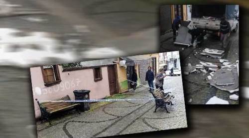 Kuvvetli rüzgar Eskişehir'i salladı: Kopup yola savruldu!