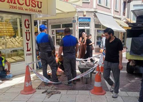 Kuyumcular Çarşısı’nda kaldırım çalışması sürüyor