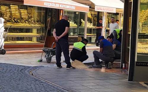 Kuyumcular Çarşısı’nda yerinden çıkan kilit taşlar onarıldı