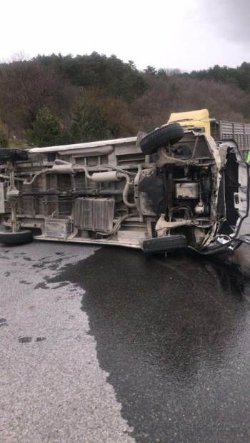 Lastiği Patlayan Kamyon Devrildi
