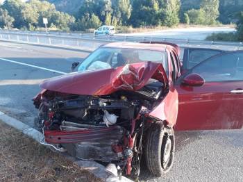 Lastiği Patlayan Otomobil Yolun Karşısındaki Benzinlik Duvarına Çarptı: 1 Yaralı
