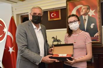 Lgs’De Dereceye Giren Öğrencilere Tablet Hediye Edildi
