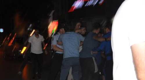 LİNÇ EDİLMEKTEN POLİS KURTARILDI