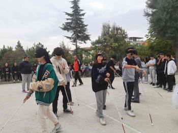 Lise Öğrencileri 5 Dakikalığına Görme Engelli Oldu
