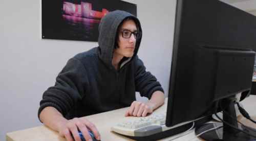 Liseli Türk Apple ve YouTube'un açıklarını buldu