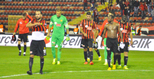 Soyunma odasına boynu bükük giriyoruz