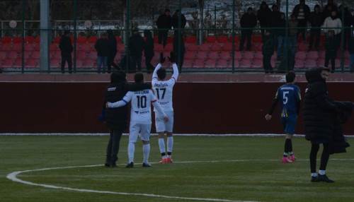 Maç sonunda tribünlere gittiler