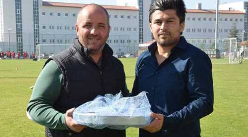 Maça giremeyen taraftarın baklava ikramı