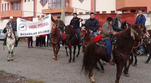 Maçı izlemeye atları ile geldiler
