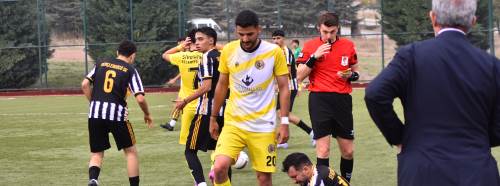 Maçta kartlar havada uçuştu