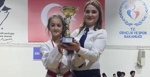 Madalyaları Arı topluyor