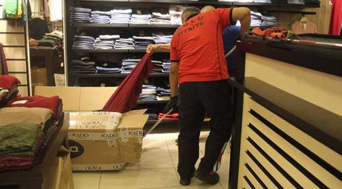 Mağazaya gelen elbise kolisinden yılan çıktı