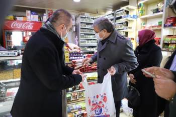 Mahalle Bakkalından Alışveriş Yapıp İhtiyaç Sahibi Ailelere Dağıttılar
