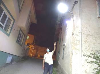 Mahalle Halkı Sokak Aydınlatmasını Kendisi Yapıyor
