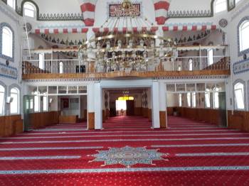 Mahalleli Kadınlar İmece Usulü Cami Temizliği Yaptılar
